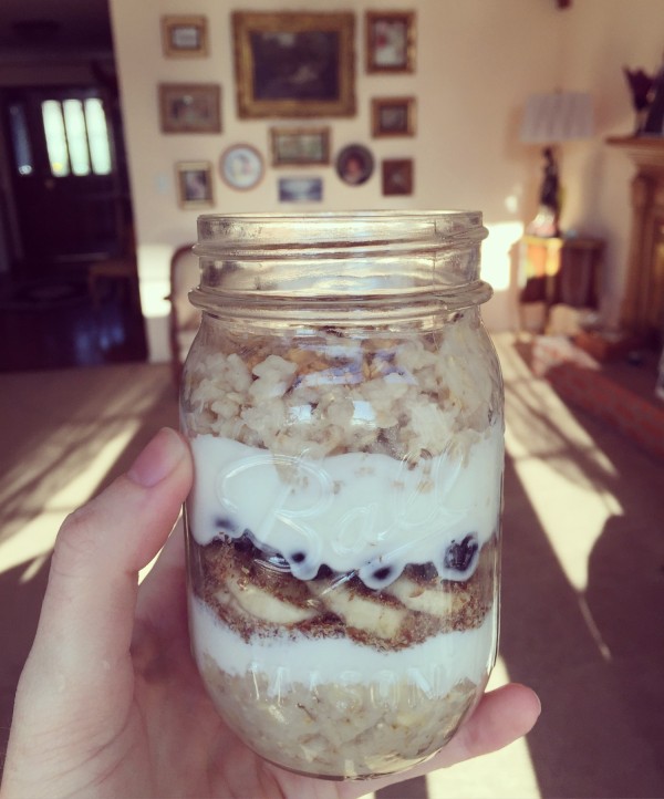 greek yogurt mason jar glass diy protein flaxseed breakfast snack blueberry banana cinnamon stacked layered